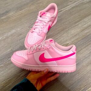 Nike Triple Pink Dunk Lows Wmns/GS size 9/7